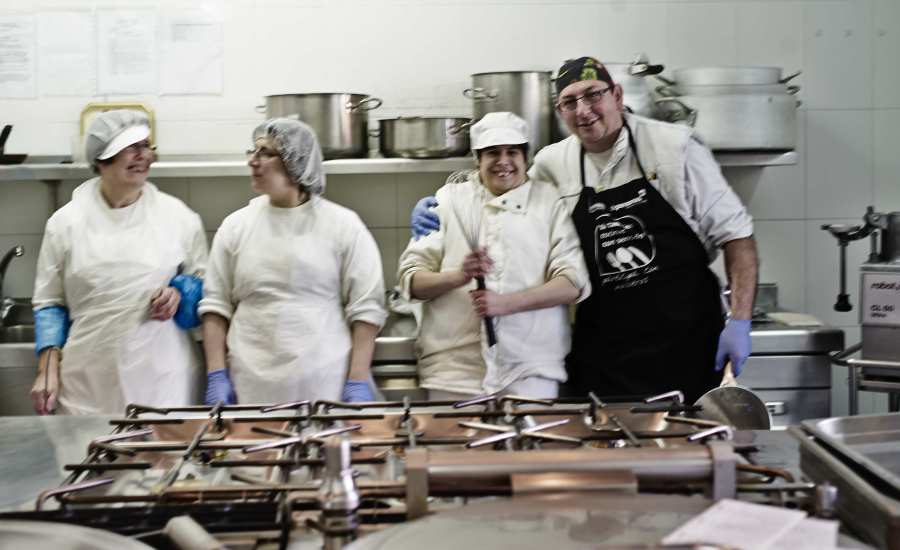 Isabel, Reyes, Patri y Ricardo, parte del equipo de De Personas cocinando con sentido.