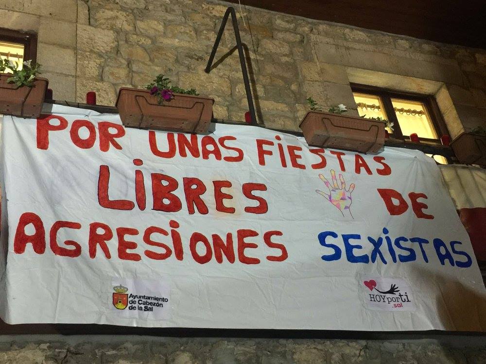 Pancarta contra las agresiones sexistas en el Ayuntamiento de Cabezón de la Sal.