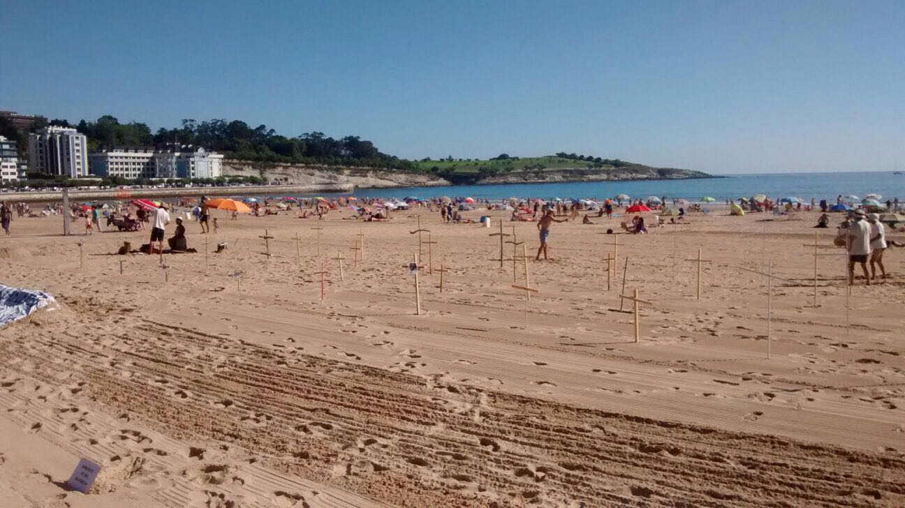 Cruces en El Sardinero por los inmigrantes fallecidos en la costa al tratar de llegar a nuestro país