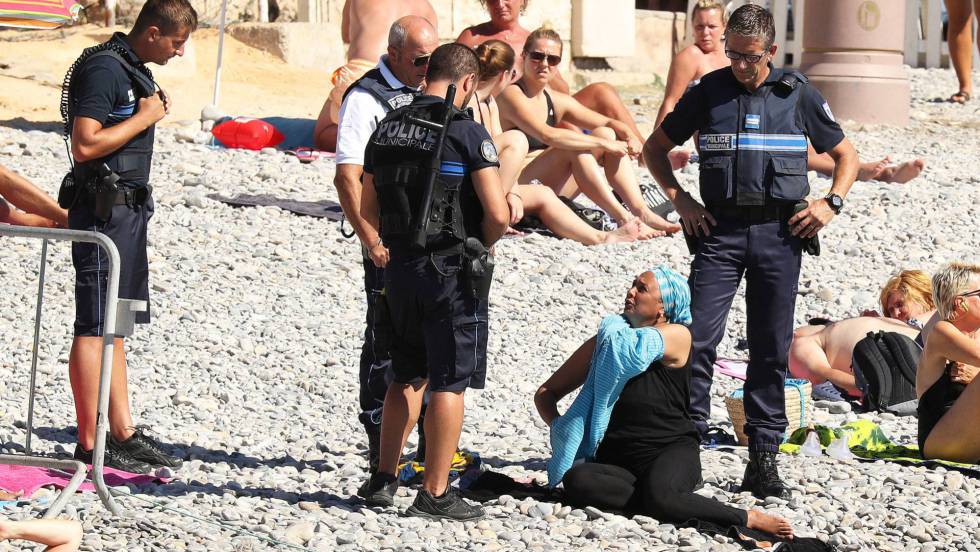 La imagen de la polémica, varios policías francesas obligaron a quitarse la ropa a una mujer que tenía una túnica sobre el bañador.
