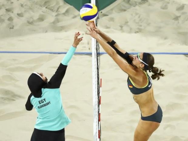 En las Olimpiadas de Río también se levantó la polémica cuando una de las jugadoras de Egipto decidió ir tapada en el voley playa.