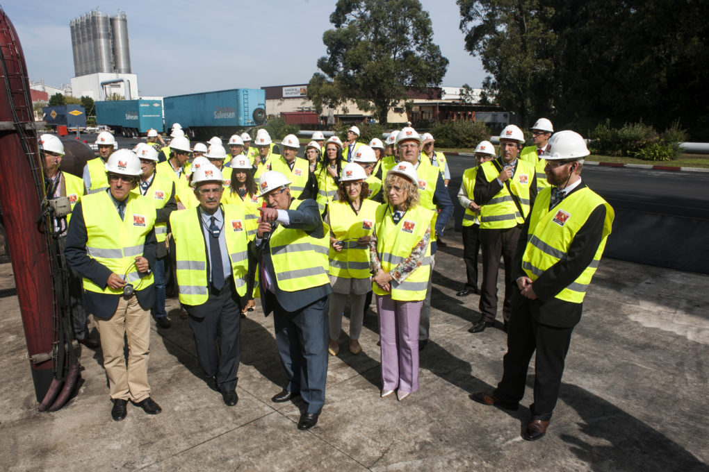 Visita de autoridades regionales y empresarios a la empresa Birla Carbon por su 50 aniversario.