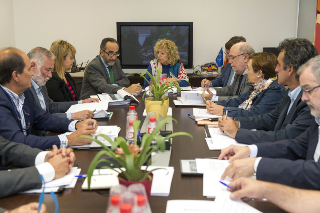 La vicepresidenta Eva Díaz Tezanos dirige el consejo de administración de SODERCAN, con Salvador Blanco de mano derecha.