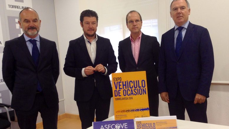 Lorenzo Vidal de la Peña, presidente de ASECOVE, con miembros de la Junta Directiva y del Ayuntamiento de Torrelavega.