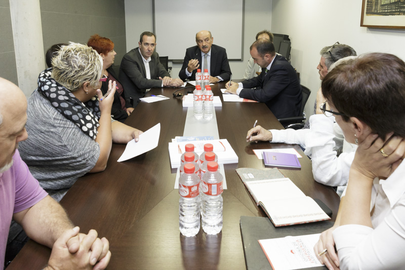 Reunión del consejero de Obras Públicas y Vivienda, José María Mazón, con las plataformas y colectivos antidesahucios para analizar el funcionamiento de la Oficina de Información Hipotecaria y Emergencia Habitacional. Foto: Raúl Lucio