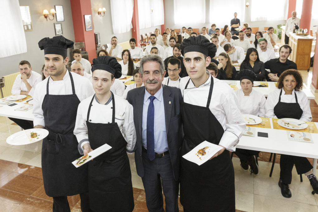 Revilla junto a los alumnos del IES