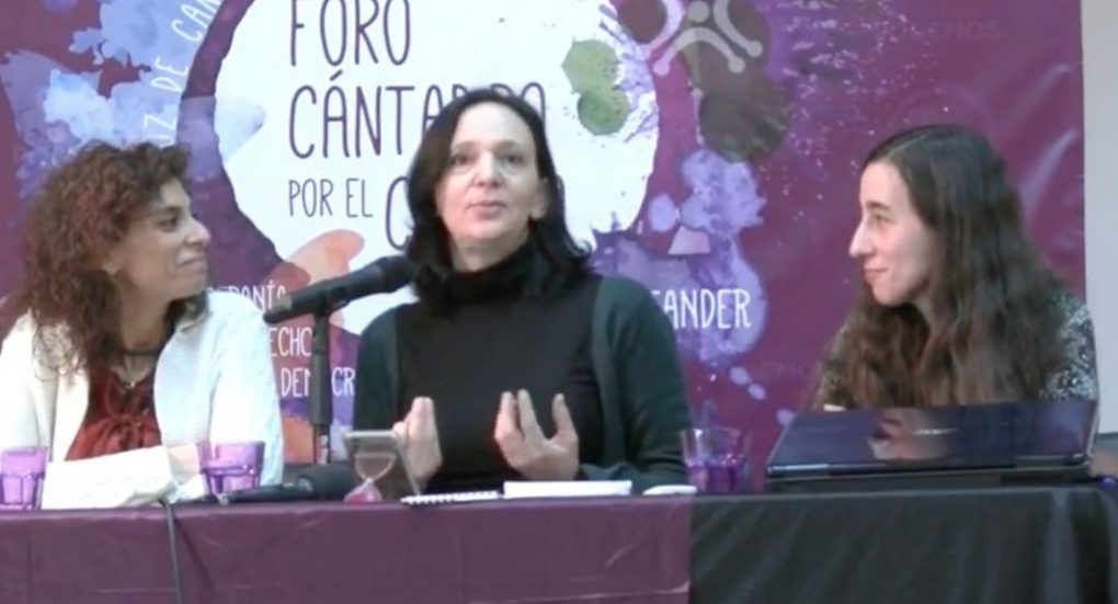 Carolina Bescansa en la inauguración del II Foro Cántabro por el cambio junto a Rosana Alonso y Ruth Ruiz.