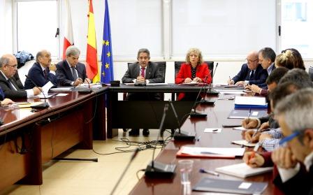 11:00Sala de Usos Múltiples del Gobierno de Cantabria El presidente de Cantabria, Miguel Ángel Revilla, y vicepresidenta y consejera de Universidades e Investigación, Medio Ambiente y Política Social, Eva Díaz Tezanos, acompañados de los consejeros, participan en la Mesa General de Diálogo Social. (Gráficos al inicio de la reunión y declaraciones al finalizar la misma) 28 nov 16