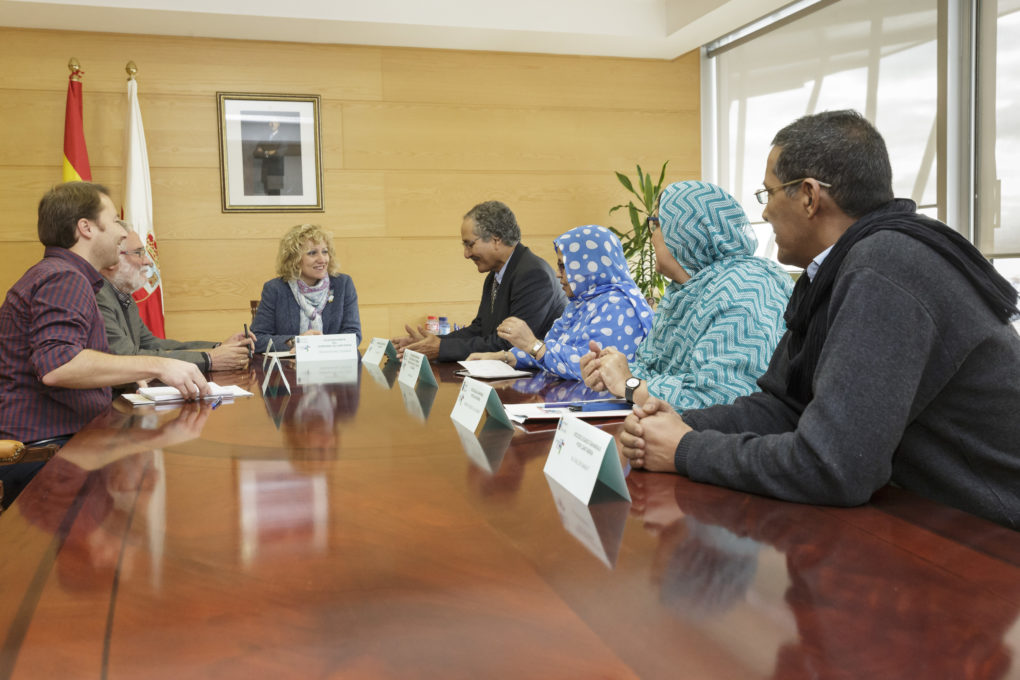 La delegación saharahui reunida con la vicepresidenta del Gobierno y el consejero de Educación. Foto: Raúl Lucio