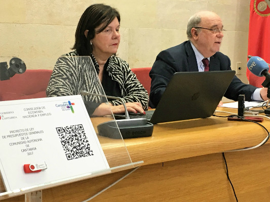 El consejero de Economía, Juan José Sota con la directora general de Tesorería, Presupuestos y Política Financiera, María Eugenia Gutiérrez en la presentación del proyecto de ley de los presupuestos.