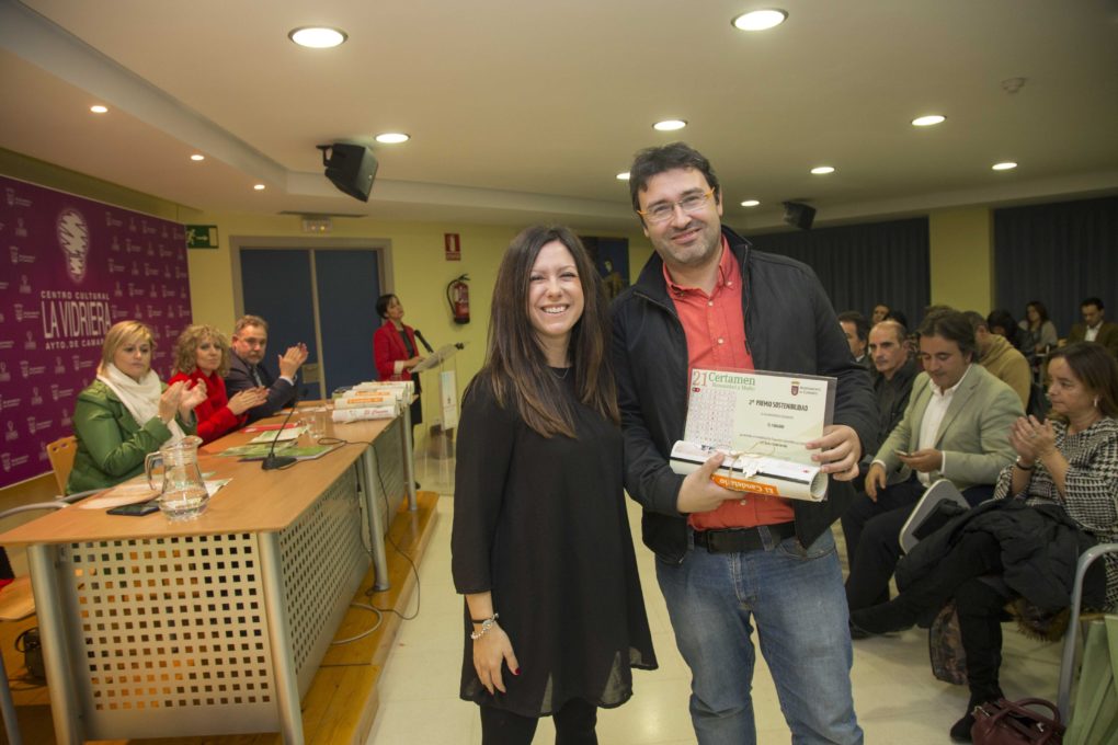 Recogida del premio en el Certamen Humanidad y Medio 