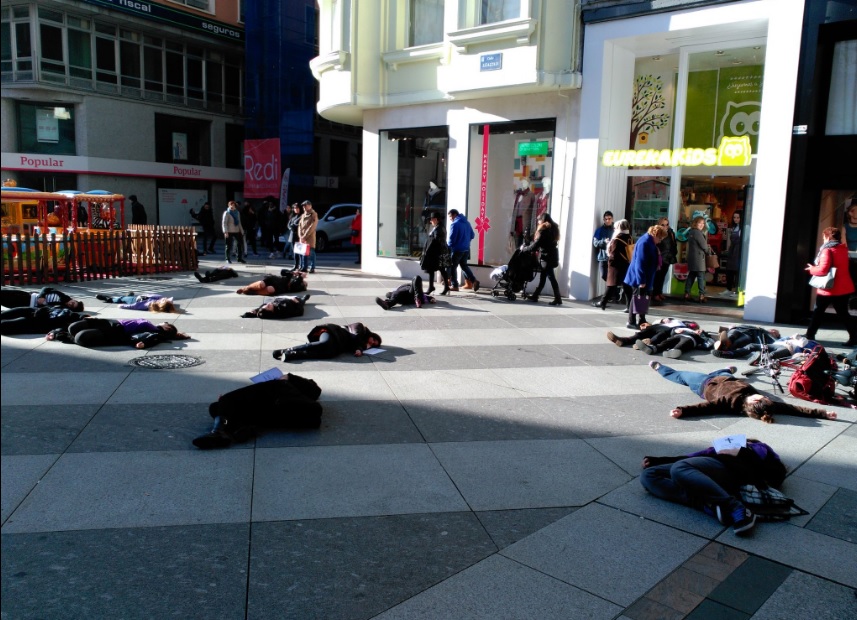 Performance contra la violencia de género en Santander.