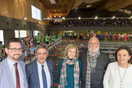 10:00 Colindres ￼ El presidente de Cantabria, Miguel Ángel Revilla, junto a la vicepresidenta y consejera de Universidades e Investigación, Medio Ambiente y Política Social, Eva Díaz Tezanos, y al consejero de Educación, Cultura y Deporte, Ramón Ruiz, preside la inauguración de la piscina cubierta. 21 ENERO 2017 © Miguel De la Parra