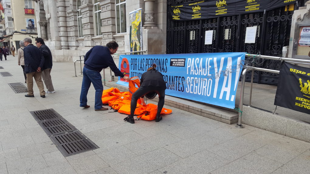 Se han depositado salvavidas y concertinas en memoria de los fallecidos en el mar.