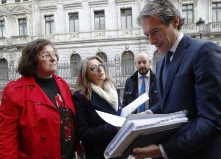 Usuarios entregan en Oviedo al ministro de Fomento, Iñigo de la Serna, una carta con reivindicaciones || Foto: Asociación de Usuarios RENFE - FEVE (Facebook)