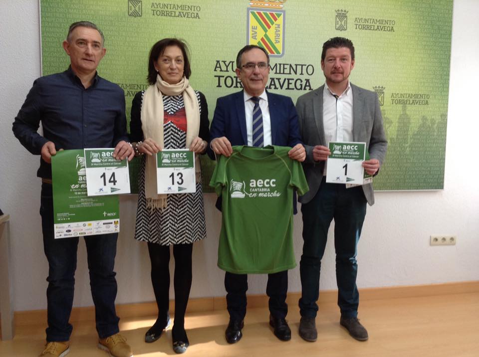 El alcalde, José Manuel Cruz Viadero, junto al concejal de Deportes, Jesús Sánchez, la presidenta de la Junta Local de la Asociación Española Contra el Cáncer de Torrelavega, Ana Barca, y Jesús Fernández.