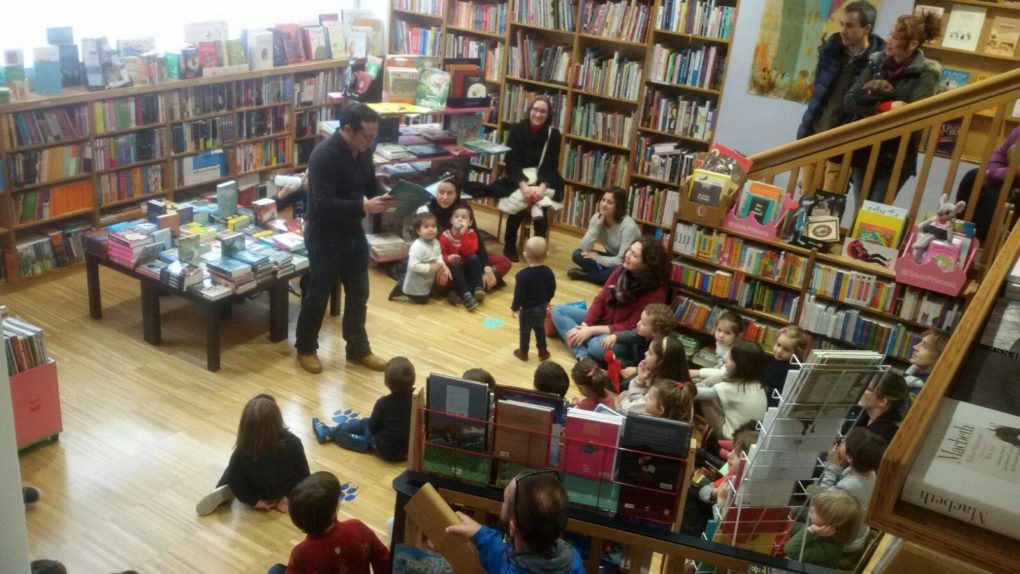 Gil realiza periódicamente encuentros y talleres para niños y adultos. Foto: Librería Gil.