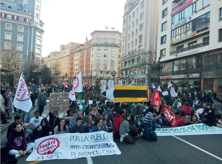 Imagen de este jueves en la manifestación matinal de la huelga educativa. Foto: Óscar García Mayo.