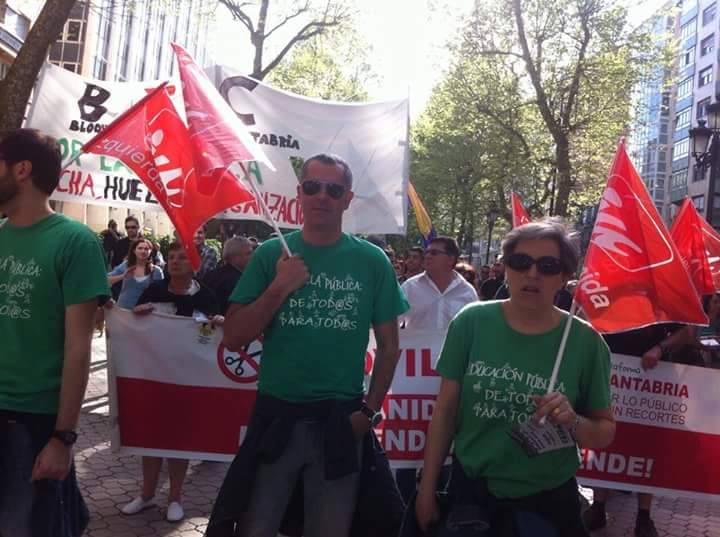 Miguel Saro y Leticia Martínez, de IU, en una protesta a favor de la educación pública.