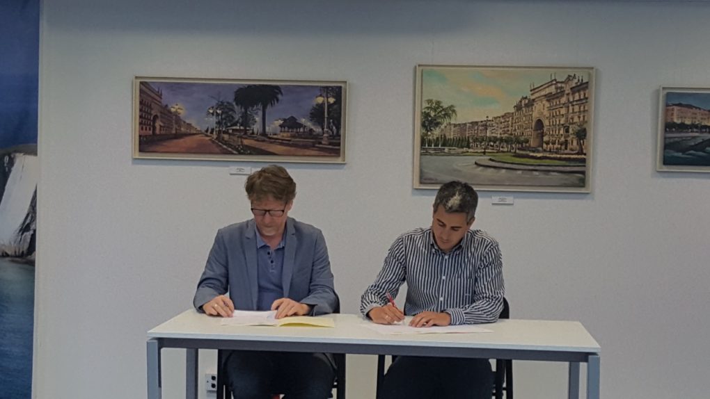 El alcalde de Santa Cruz de Bezana, Pablo Zuloaga, y el presidente de la Asociación de Celíacos de Cantabria, Richard Stamper firmando el convenio de colaboración de ambas instituciones.