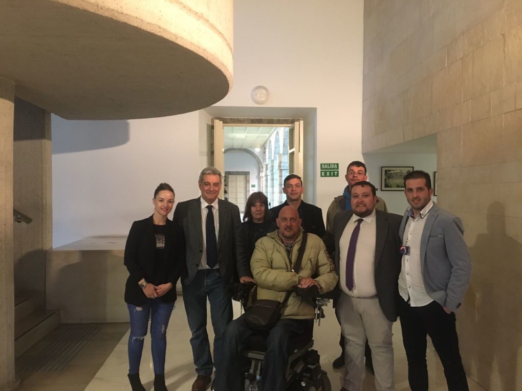 Seis socios de la asociación junto a un enfermo que usa cannabis terapéutico y los diputados Eduardo Van den Eynde (PP) y Rubén Gómez (Ciudadanos).