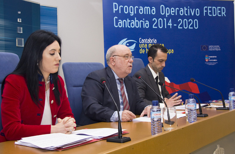 Monserrat García Ortiz, Juan José Sota y Fernando Franco, responsable de fábrica de Café Dromedario. Foto: Gobierno de Cantabria.