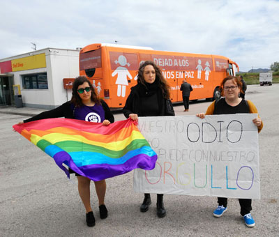 Activistas reciben al autobús de Hazte Oír en Gornazo