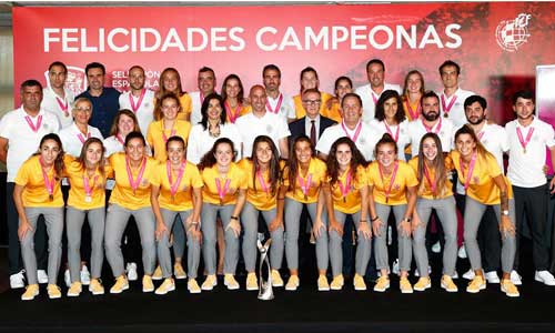 Las jugadoras de la selección sub-19 reciben el homenaje tras proclamarse campeonas de Europa. Foto: RFEF