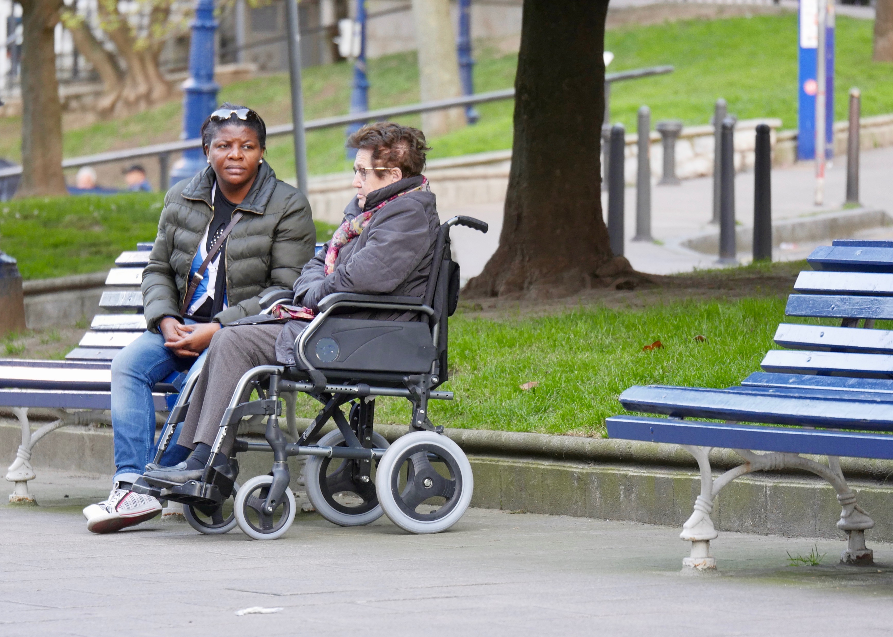 Migrante atendiendo a personas mayores (Foto: Carlos Atienza)