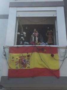 La pequeña virgen esperando a que la recojan. Foto: Carmen Soto