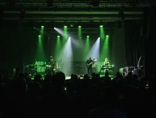 La banda Rufus T Firefly en el concierto con una iluminaci&oacute;n en verde