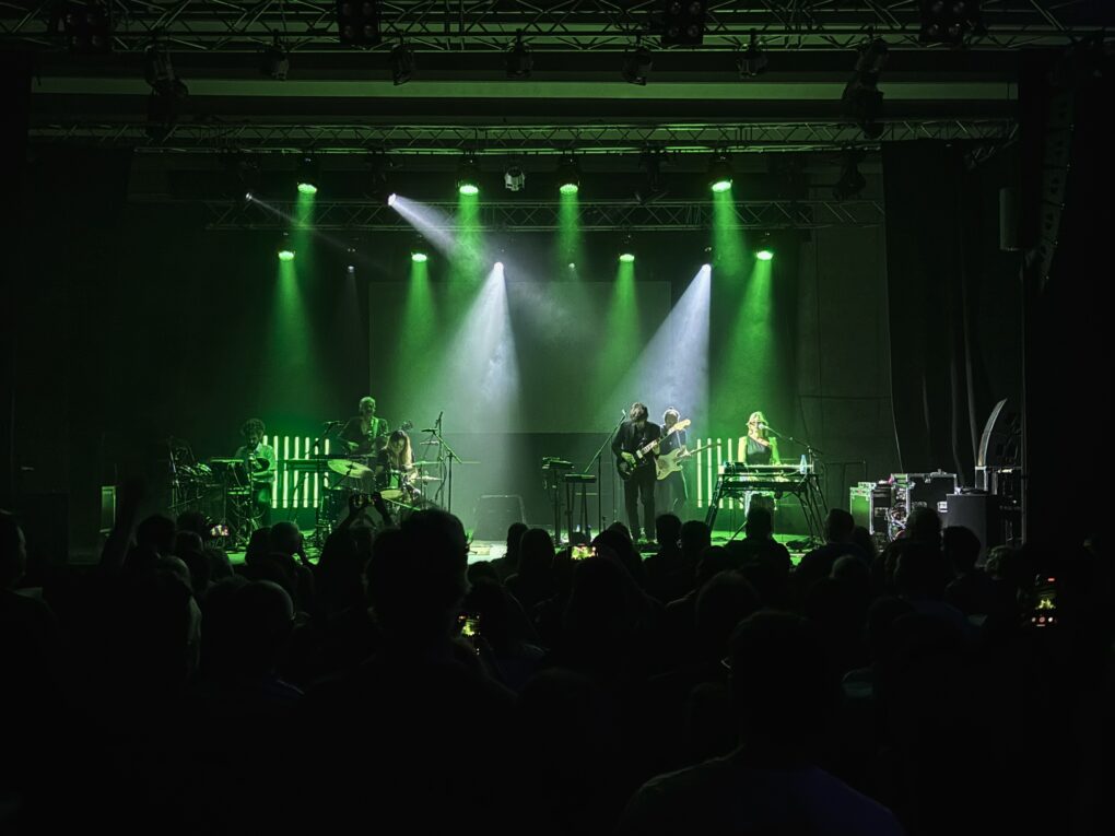La banda Rufus T Firefly en el concierto con una iluminación en verde
