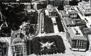 Vista aérea de la plaza y jardines de la Barrera a mediados del siglo xx. Archivo Municipal de Castro Urdiales. «Castro Urdiales. Mediados del siglo xx». La Ilustración de Castro