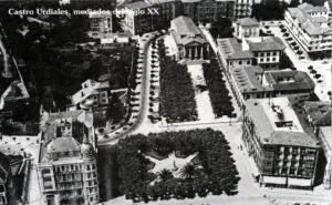 Vista a&eacute;rea de la plaza y jardines de la Barrera a mediados del siglo xx. Archivo Municipal de Castro Urdiales. &laquo;Castro Urdiales. Mediados del siglo xx&raquo;. La Ilustraci&oacute;n de Castro